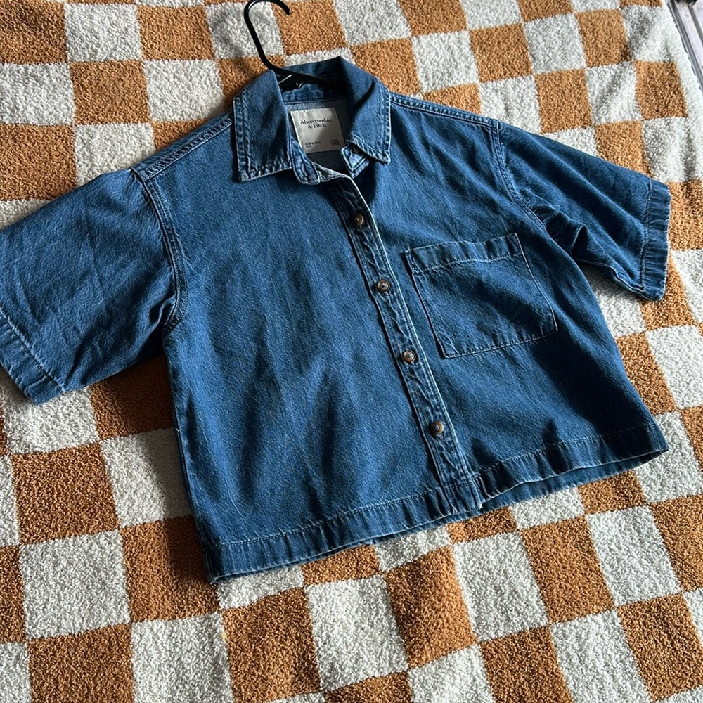 Abercrombie cropped denim shirt. Size XXS